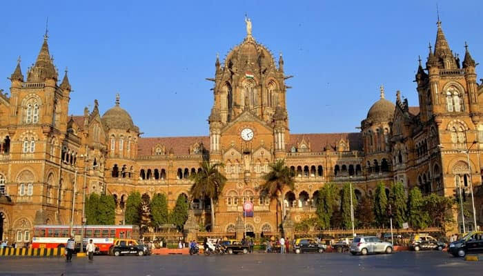 Mumbai में बिजली ठप थम गई मुंबई ट्रेनें और ट्रैफिक सिगनल भी बंद
