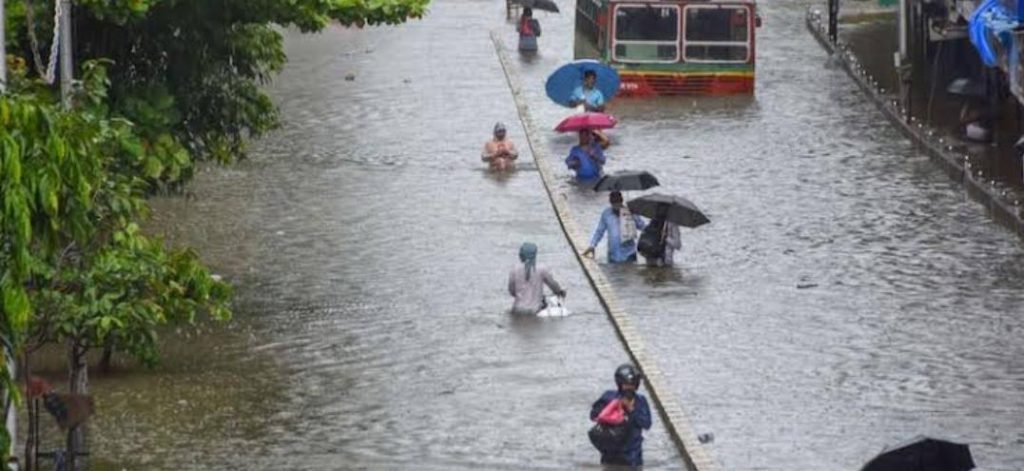 तेज़ बारिश के बीच मुंबई में गर्ज़ी खतरनाक बिजली