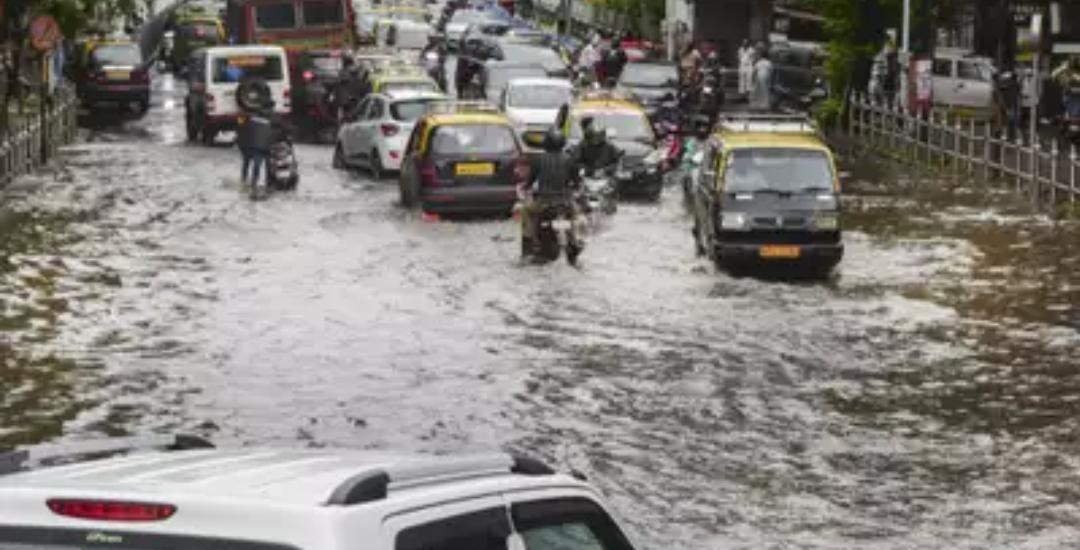 तेज़ बारिश के बीच मुंबई में गर्ज़ी खतरनाक बिजली - माउंट ऐवरेस्ट से दुगनी ऊंचाई पर गरजने का किया गया आकलन