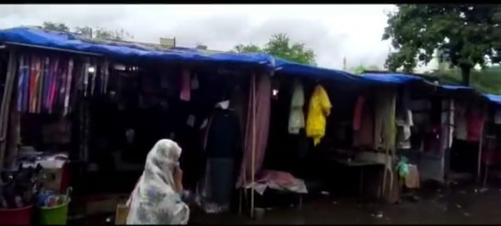 जोगेश्वरी के वैशाली नगर इलाके में एमएमआरडीए ने एक साथ 42 अवैध दुकानों को हटाने का नोटिस जारी किया