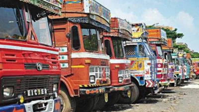 ठाणे में 5 बजे सुबह से लेकर 11 बजे रात तक भारी वाहनों का प्रवेश निषेधित किया गया है।